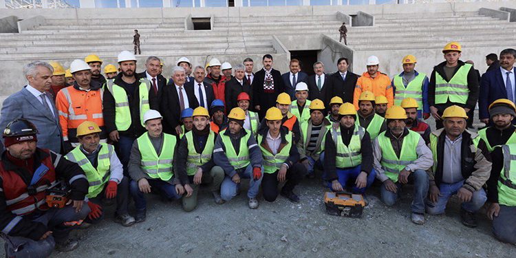 Çevre ve Şehircilik Bakanımız, Hatay Stadyumu’nda İncelemelerde Bulundu