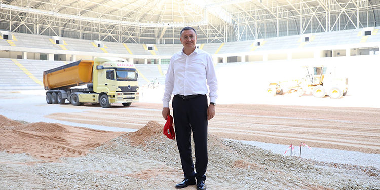 Başkan Savaş, Yeni Hatay Stadyumu’nda İncelemelerde Bulundu